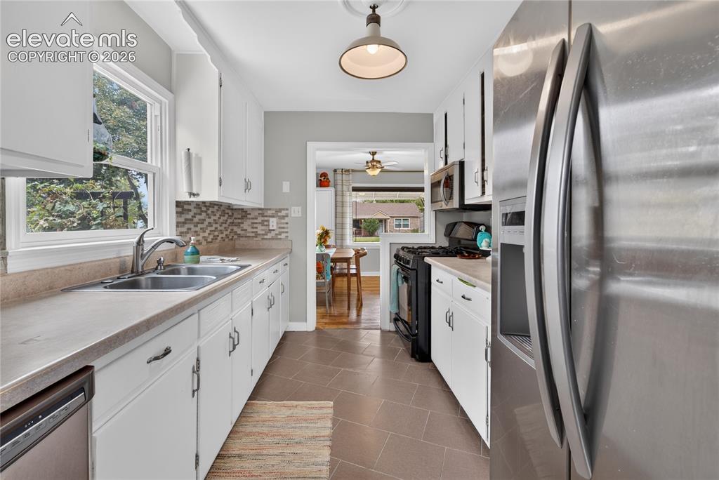 Image 9 of 25: Kitchen