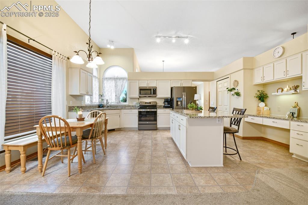Image 10 of 50: Kitchen