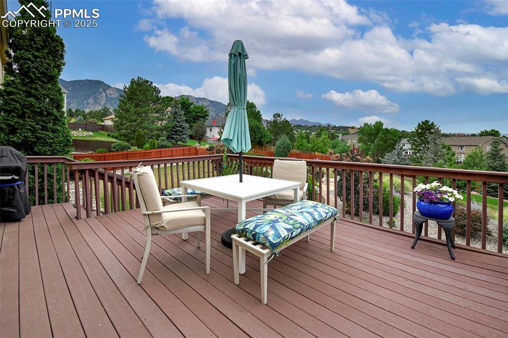 Image 14 of 50: Deck