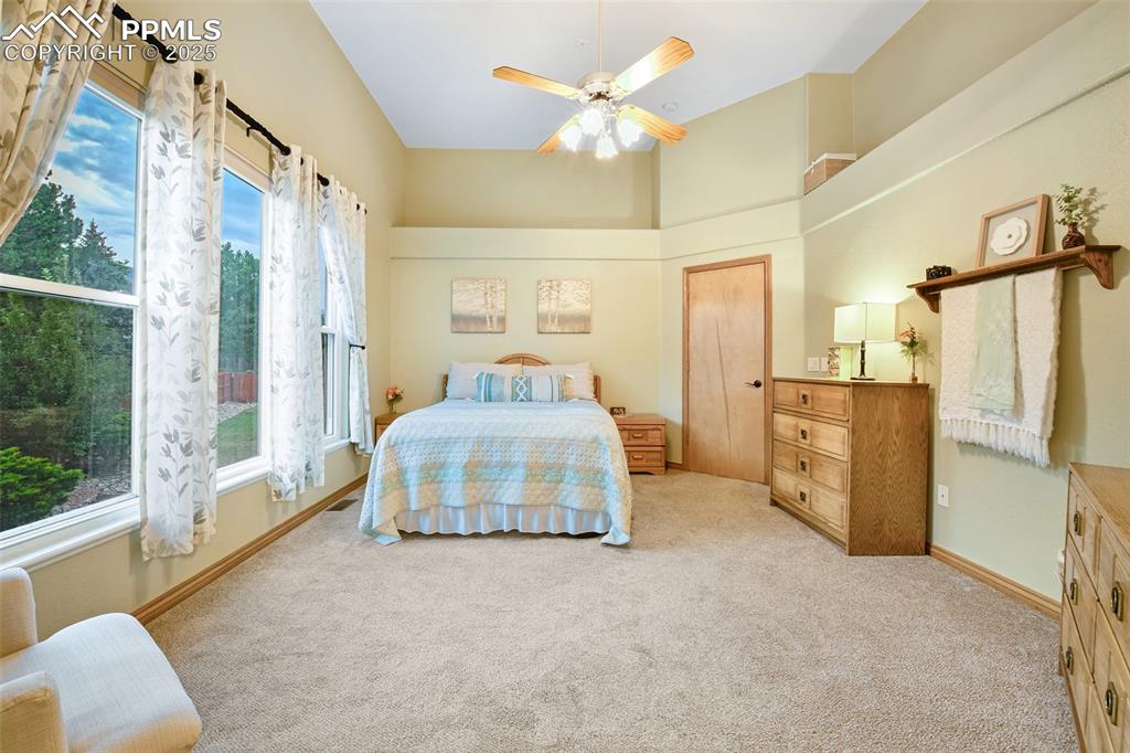 Image 15 of 50: Bedroom