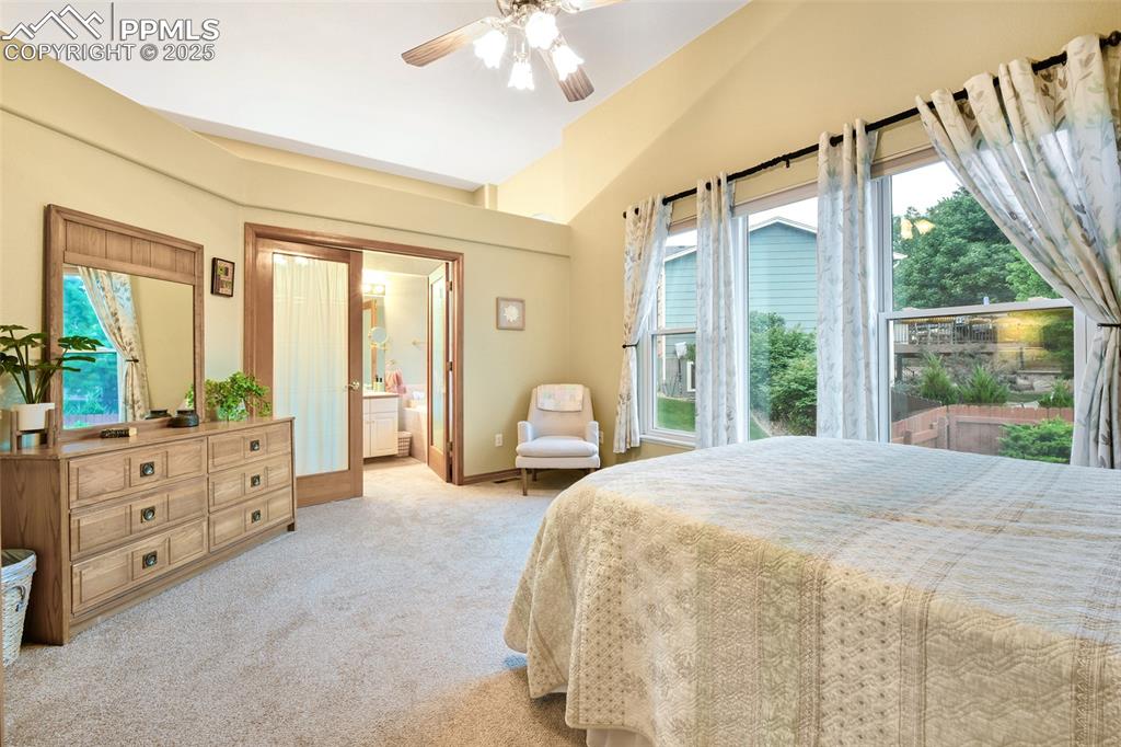 Image 17 of 50: Bedroom