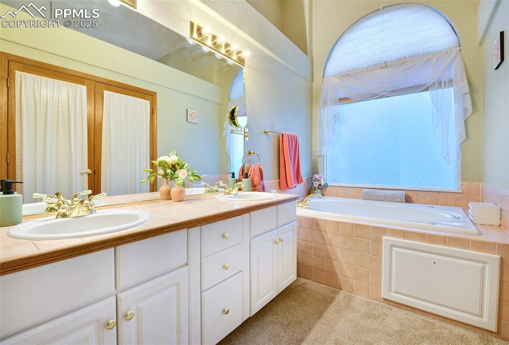 Image 18 of 50: Bathroom