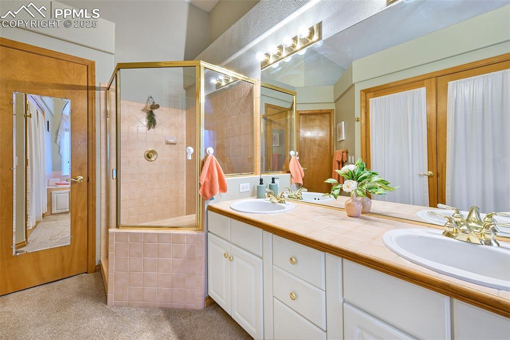 Image 19 of 50: Bathroom