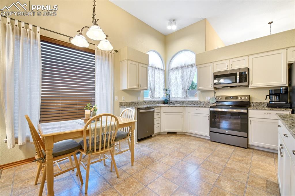 Image 6 of 50: Kitchen