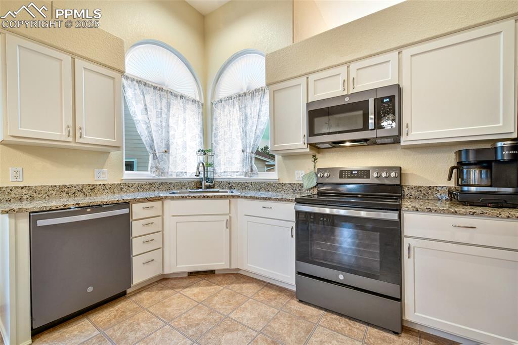 Image 7 of 50: Kitchen