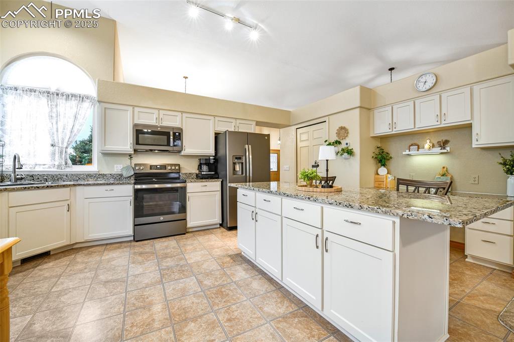Image 9 of 50: Kitchen