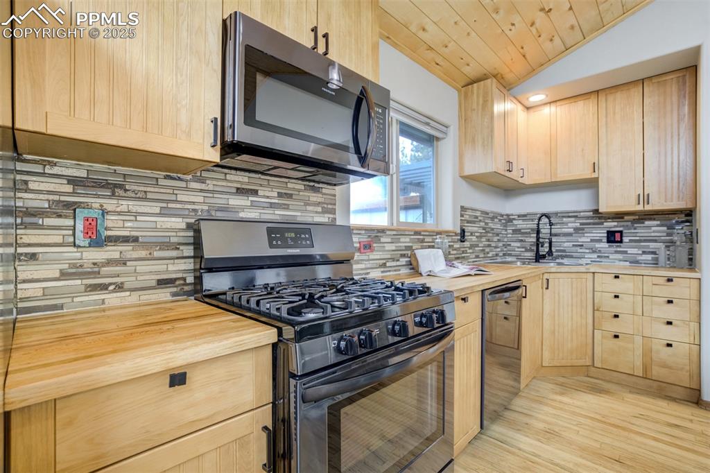 Image 10 of 40: Kitchen