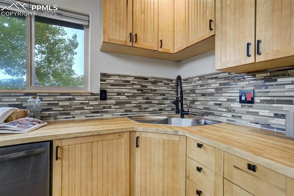 Image 11 of 40: Kitchen