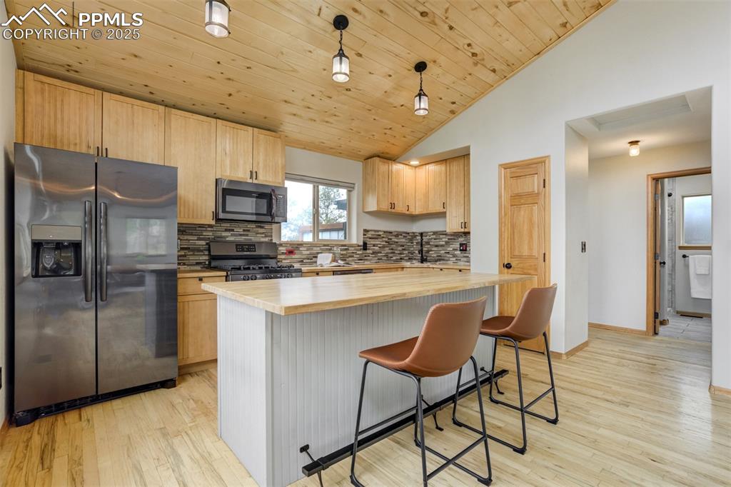 Image 12 of 40: Kitchen