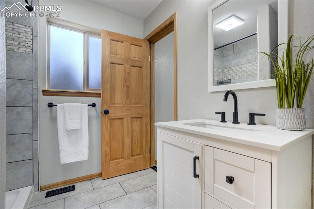 Image 15 of 40: Bathroom