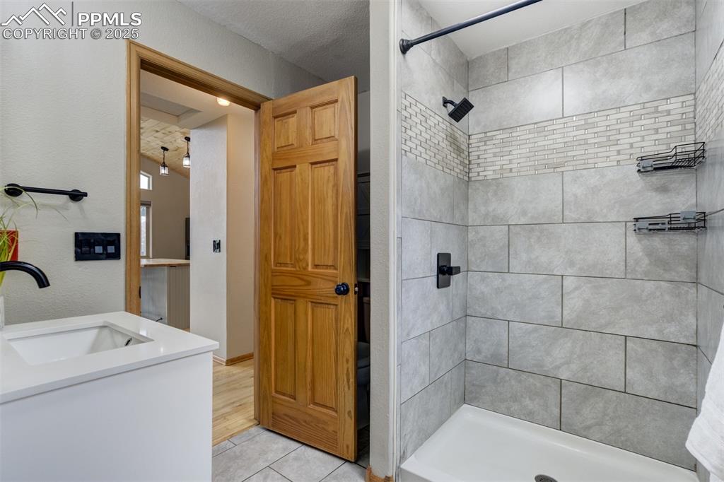 Image 16 of 40: Bathroom