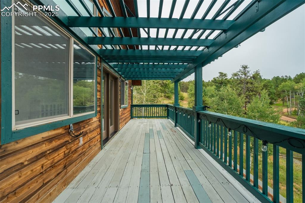 Image 17 of 40: Deck