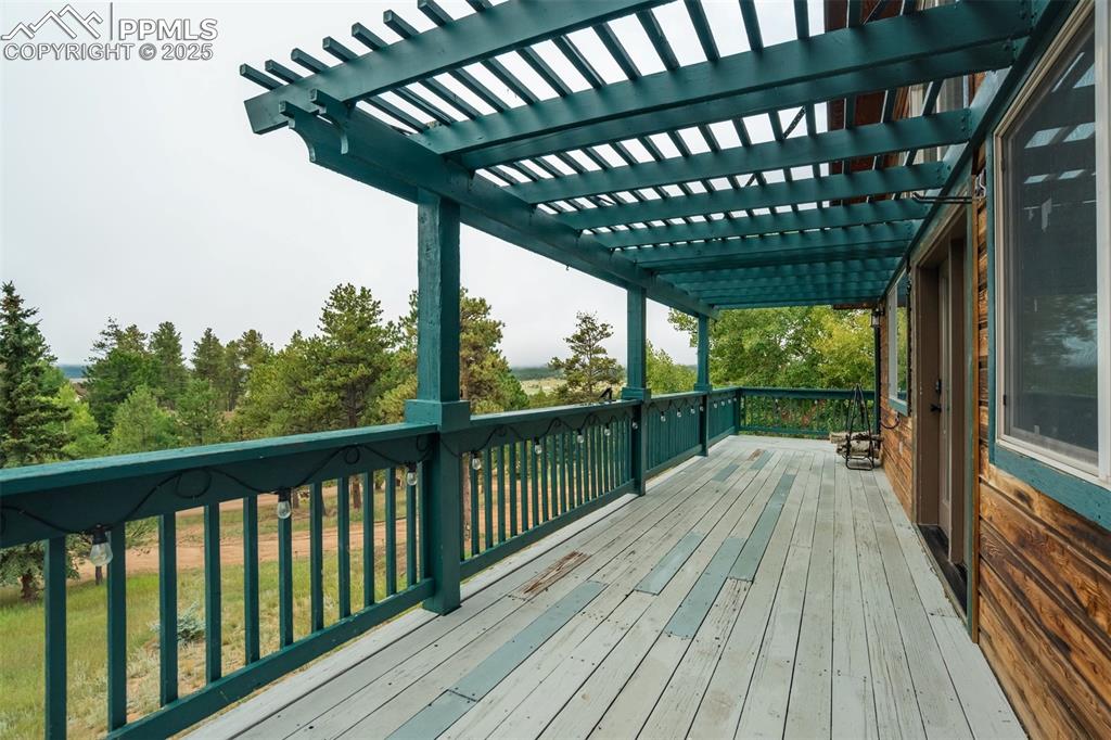 Image 18 of 40: Deck