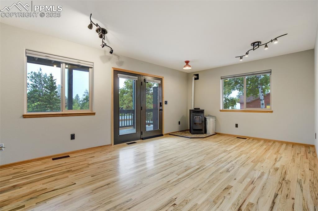 Image 20 of 40: Living Room