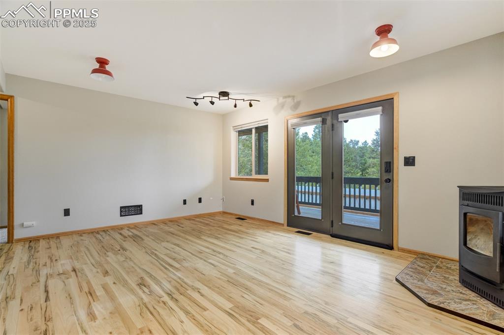 Image 21 of 40: Living Room