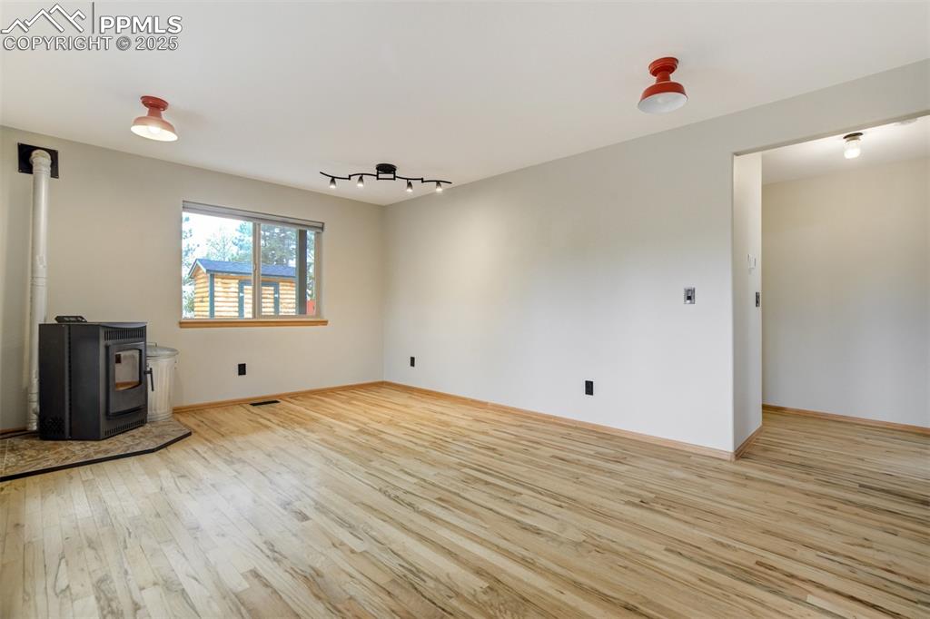 Image 22 of 40: Living Room