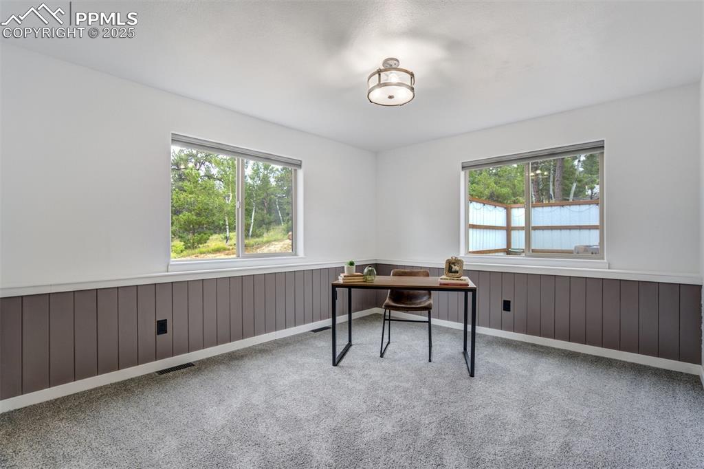 Image 23 of 40: Office