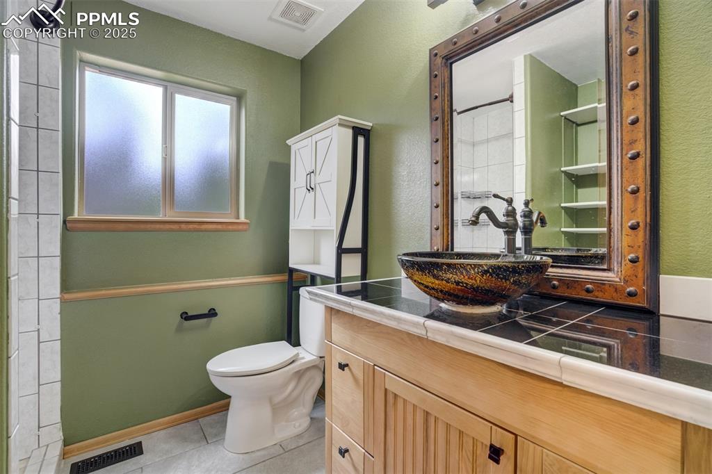 Image 27 of 40: Bathroom