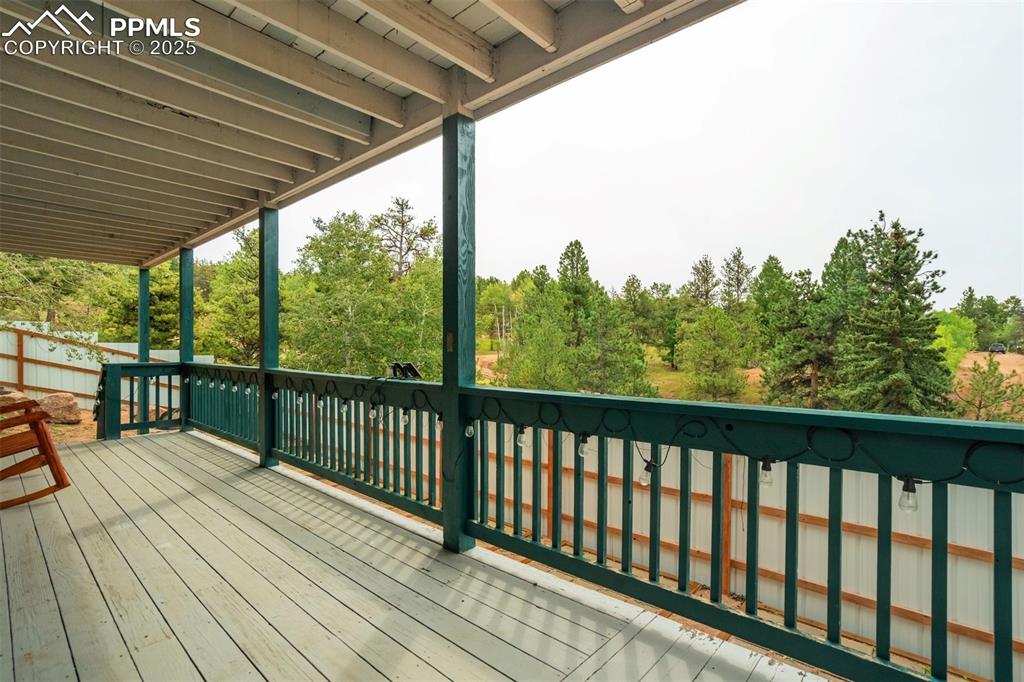 Image 31 of 40: Deck