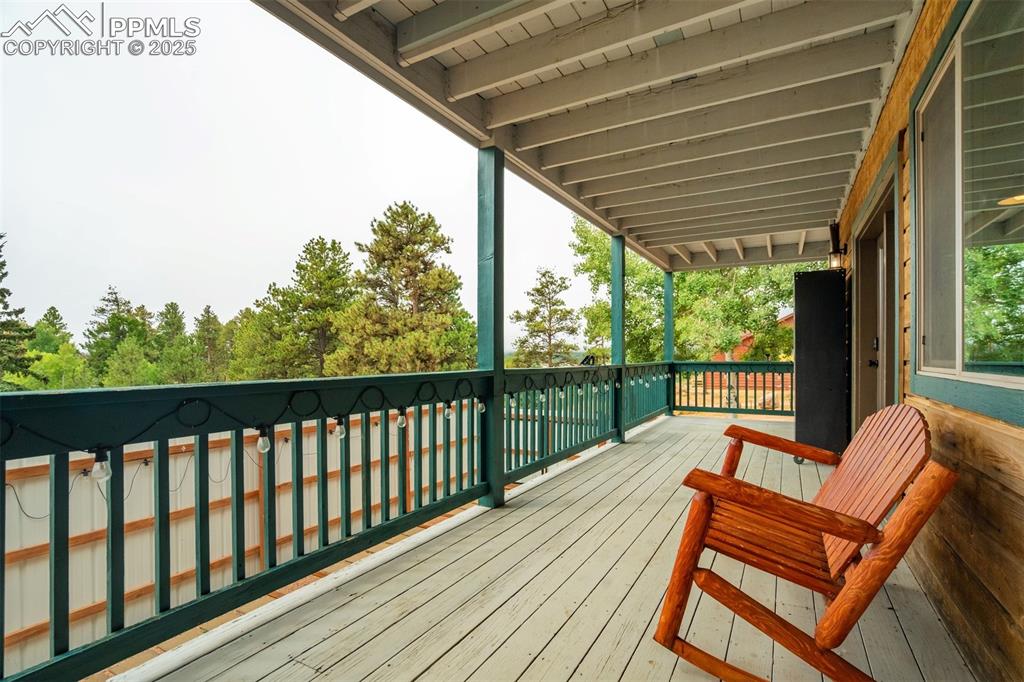 Image 32 of 40: Deck