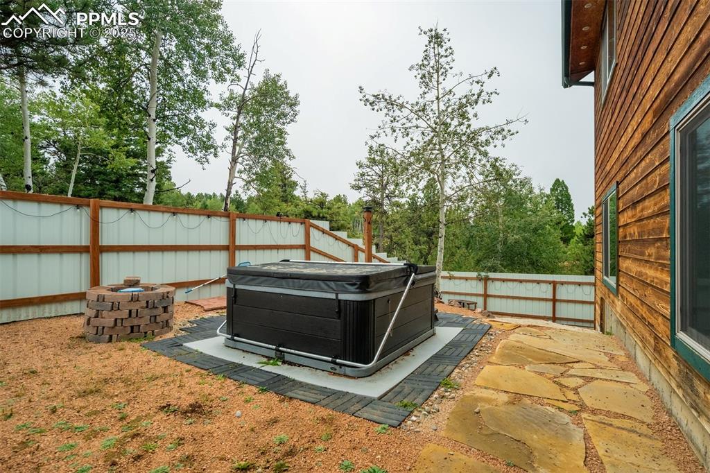 Image 35 of 40: Yard