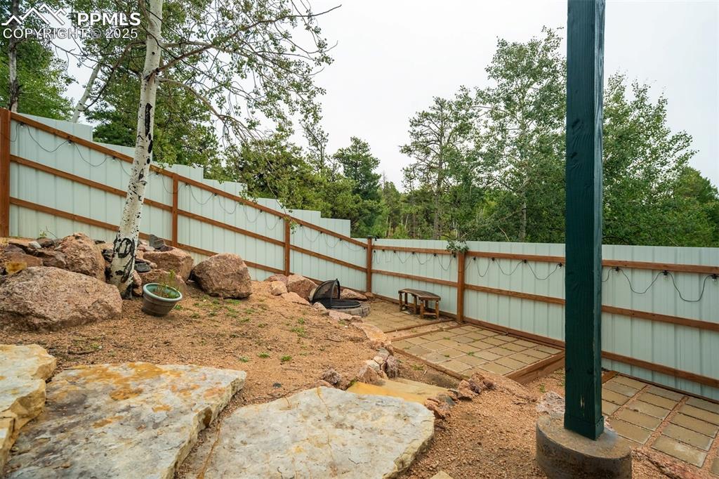 Image 36 of 40: Yard