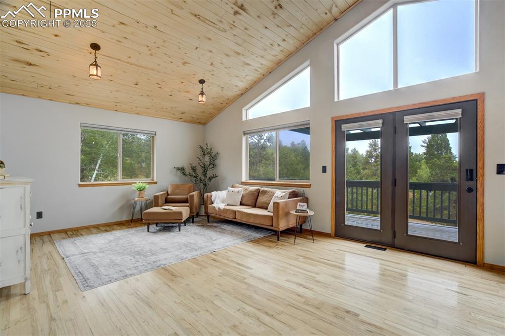 Image 5 of 40: Sitting Room