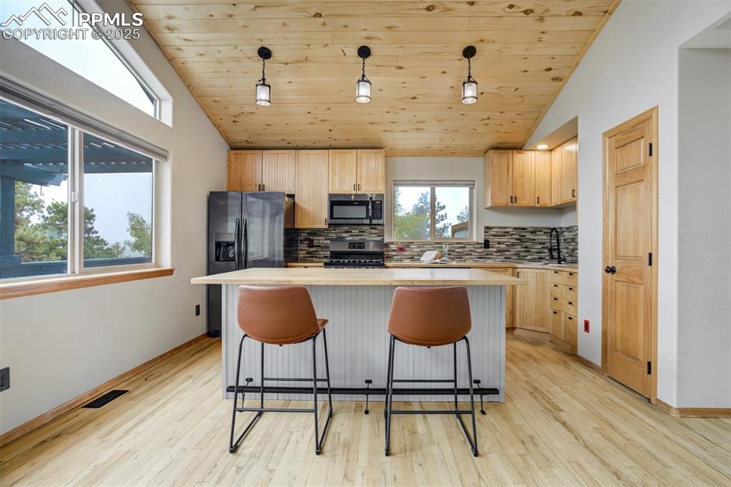 Image 8 of 40: Kitchen