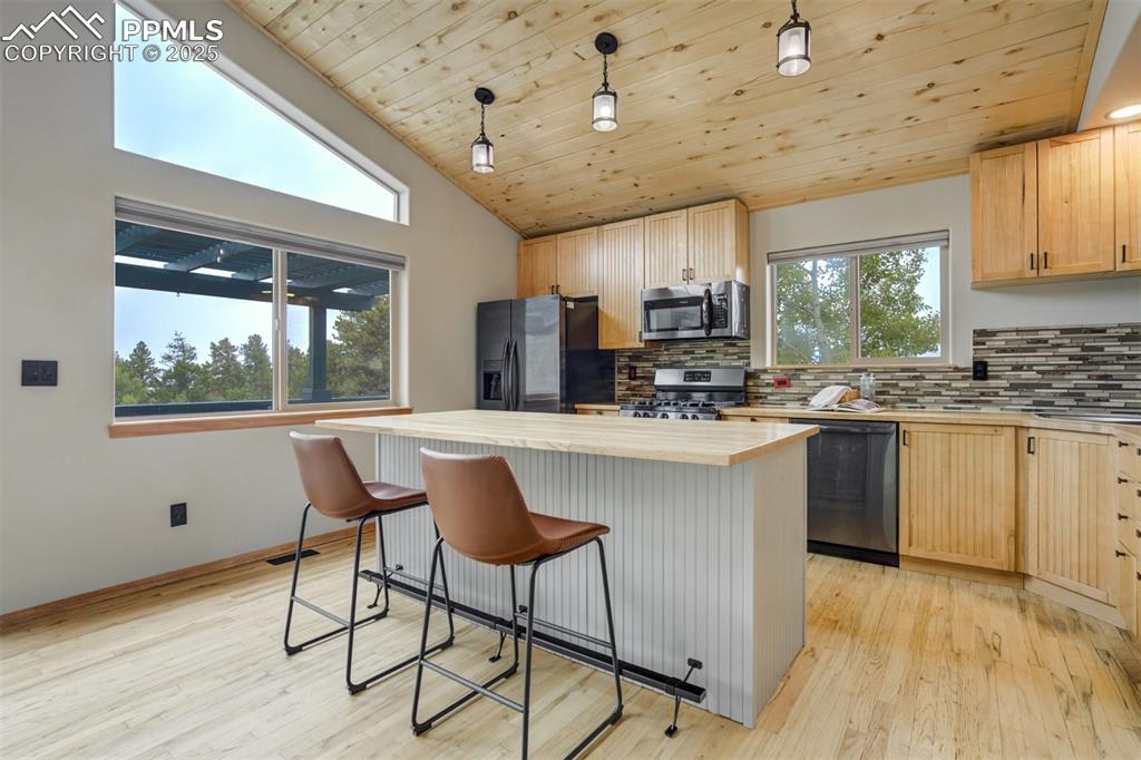 Image 9 of 40: Kitchen