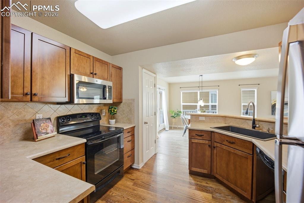 Image 16 of 47: Kitchen