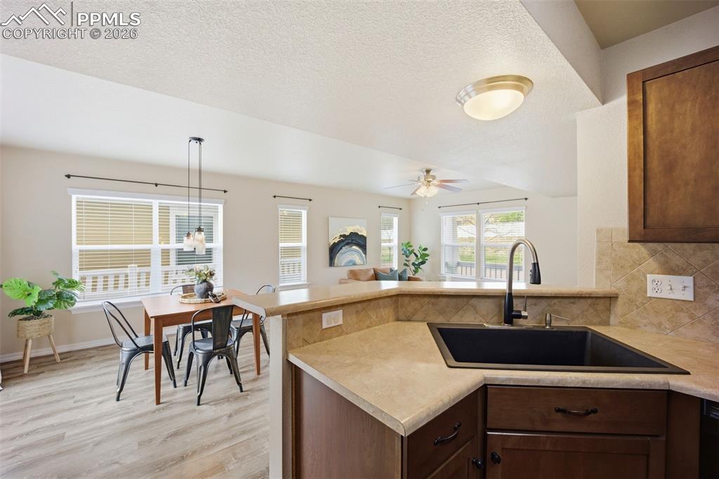 Image 17 of 47: Kitchen