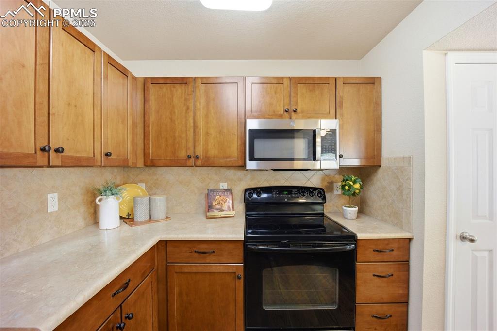 Image 18 of 47: Kitchen