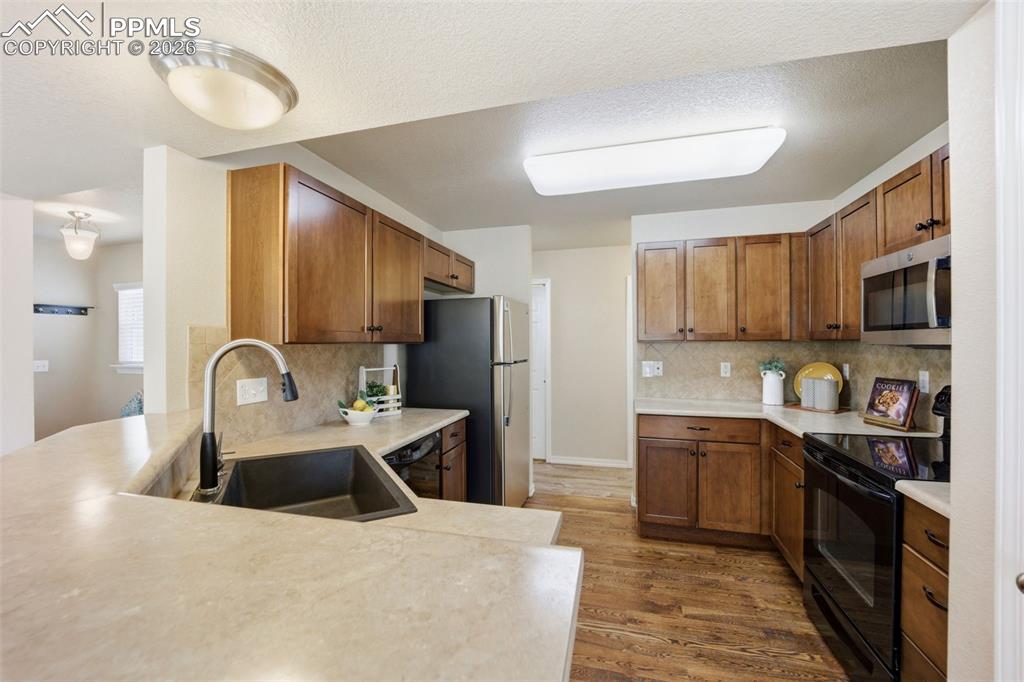 Image 19 of 47: Kitchen