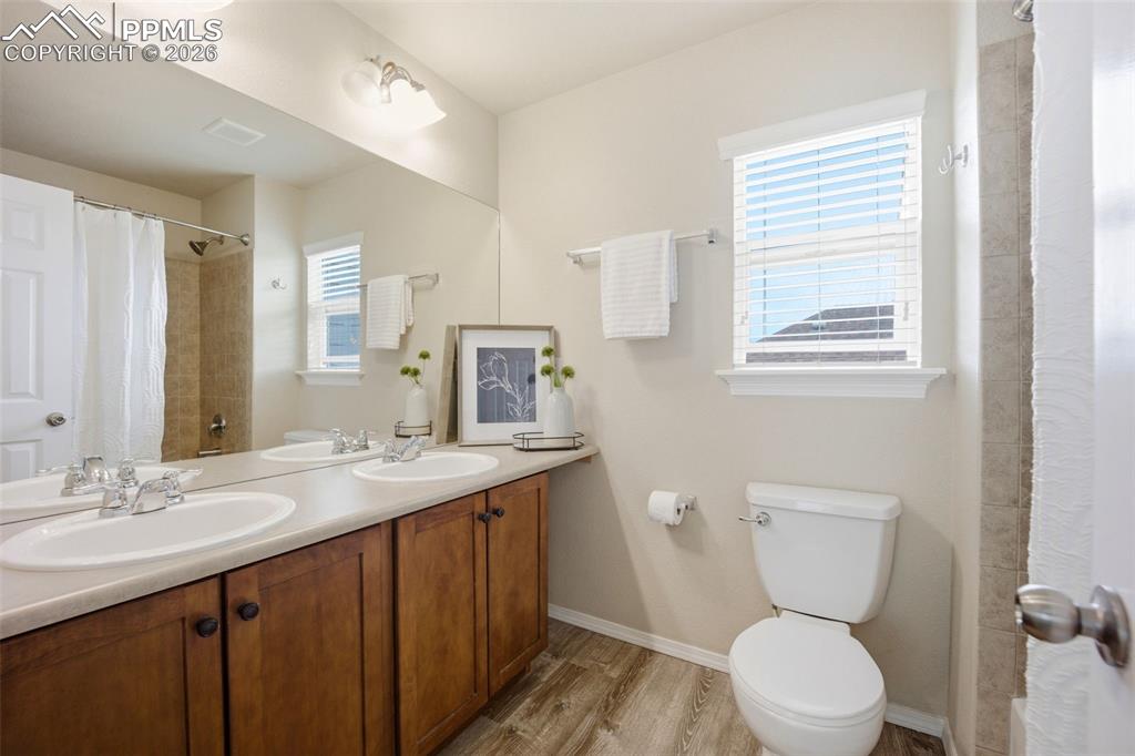 Image 26 of 47: Bathroom