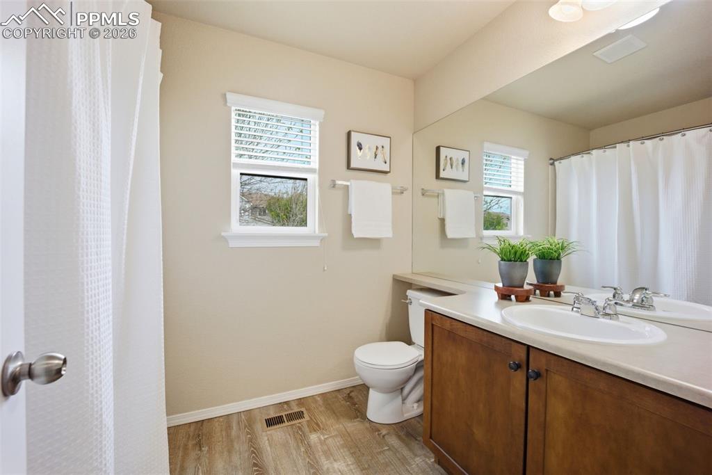 Image 32 of 47: Bathroom