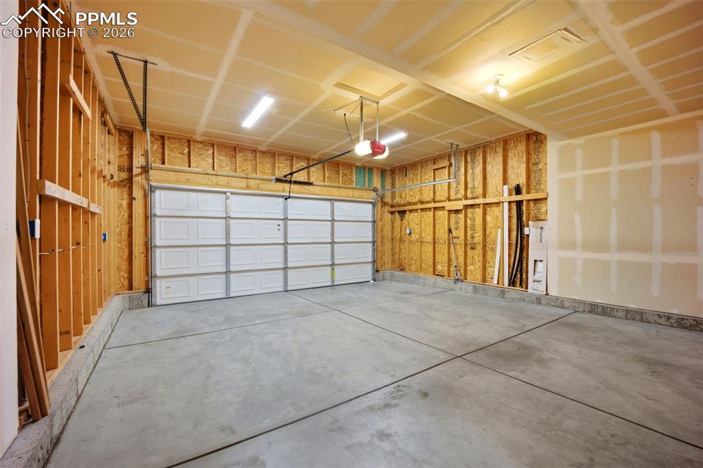 Image 34 of 47: Garage