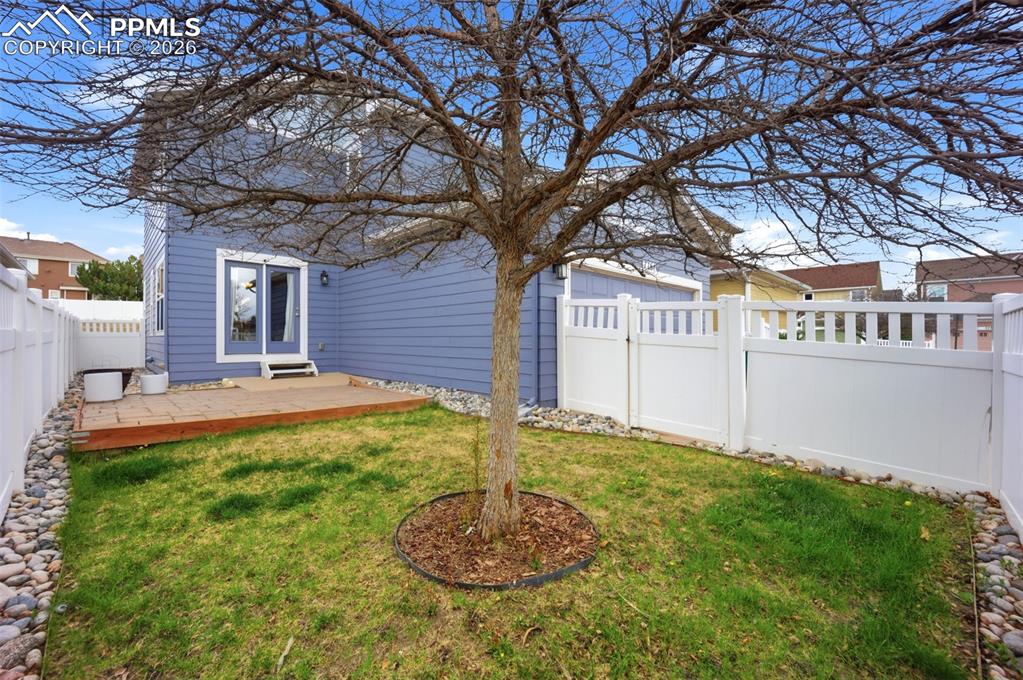 Image 35 of 47: Yard