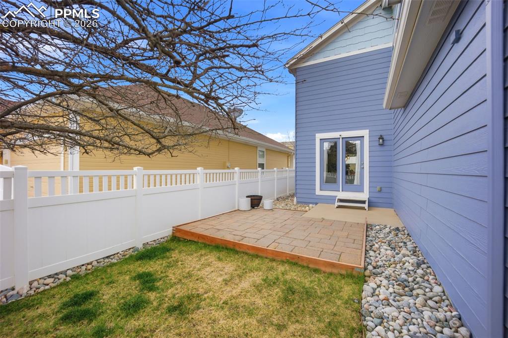 Image 36 of 47: Yard