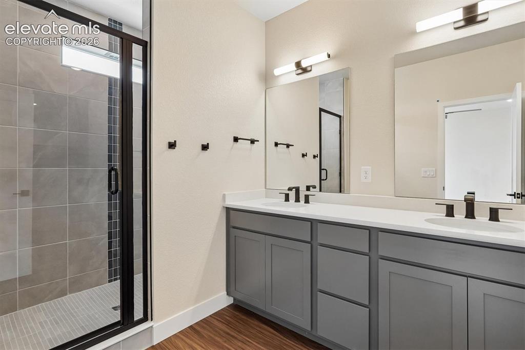 Image 18 of 28: Bathroom