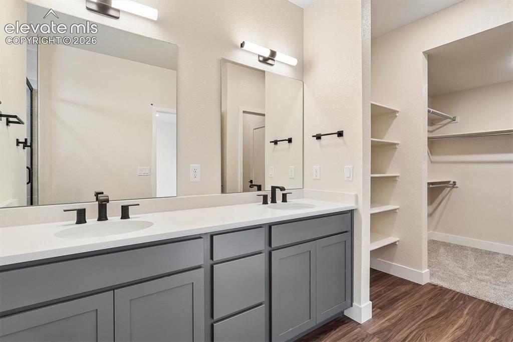 Image 19 of 28: Bathroom
