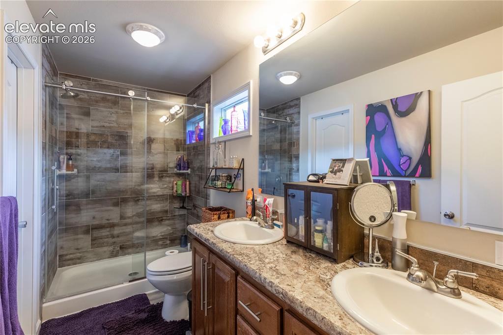Image 13 of 27: Primary En suite