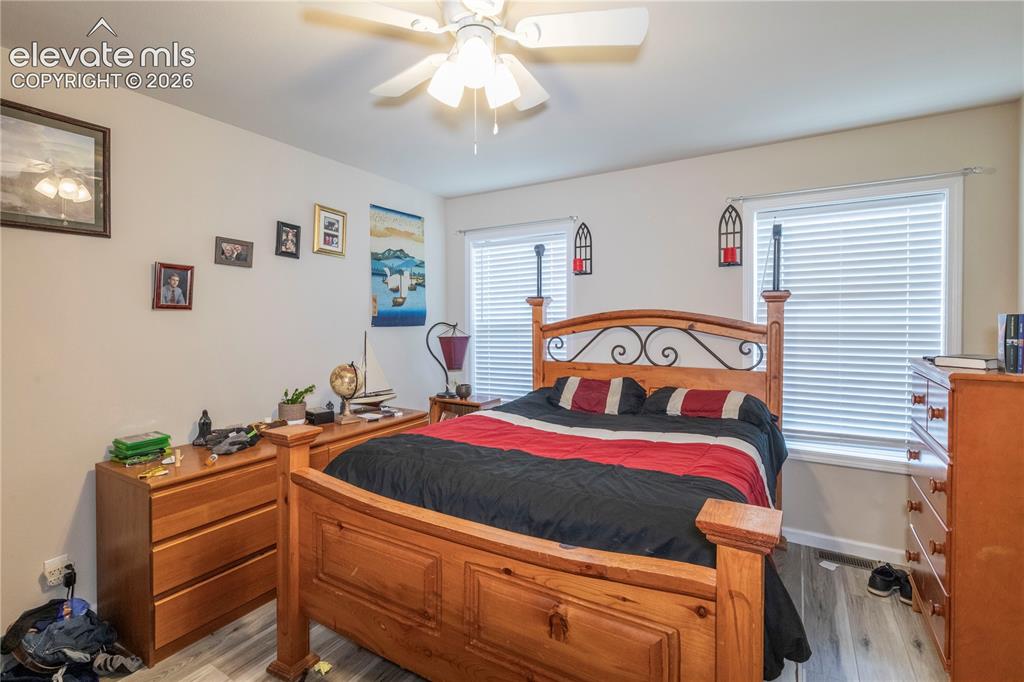 Image 14 of 27: Bedroom