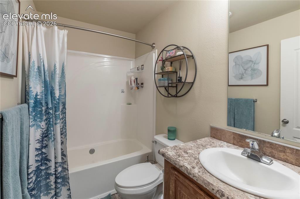 Image 17 of 27: Bathroom