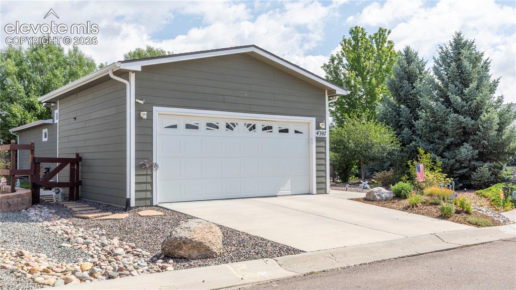 Image 19 of 27: Garage