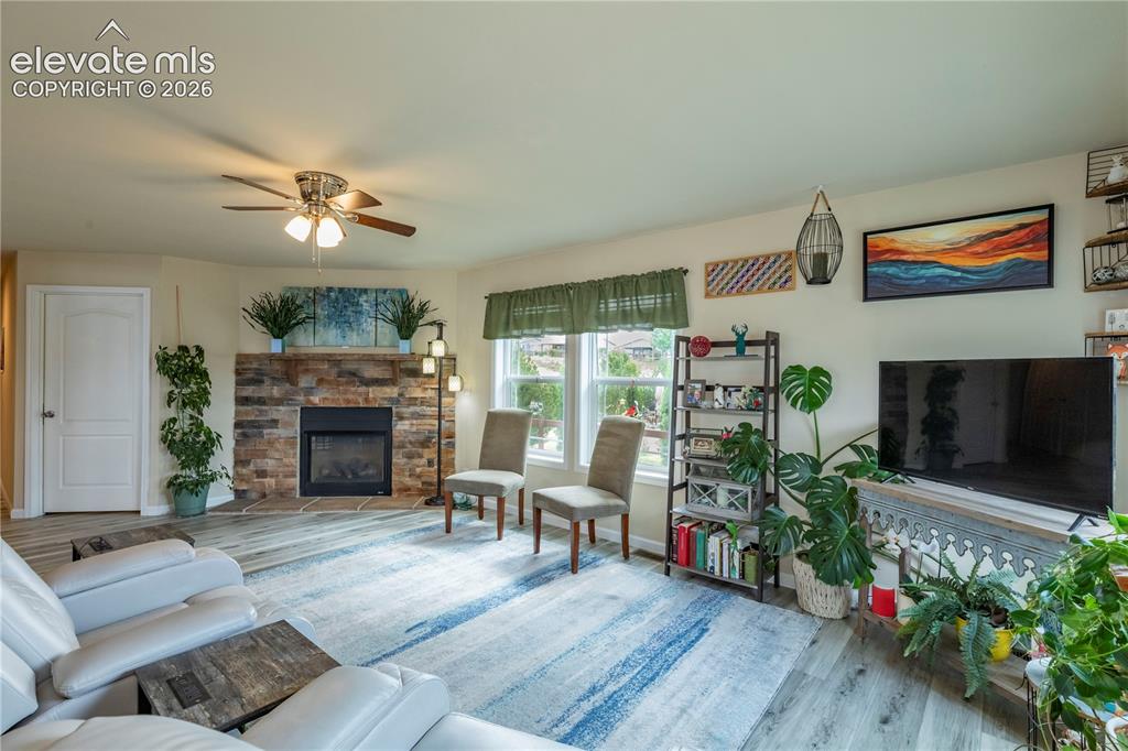 Image 8 of 27: Living Room