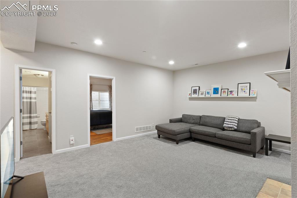 Image 32 of 40: Family Room