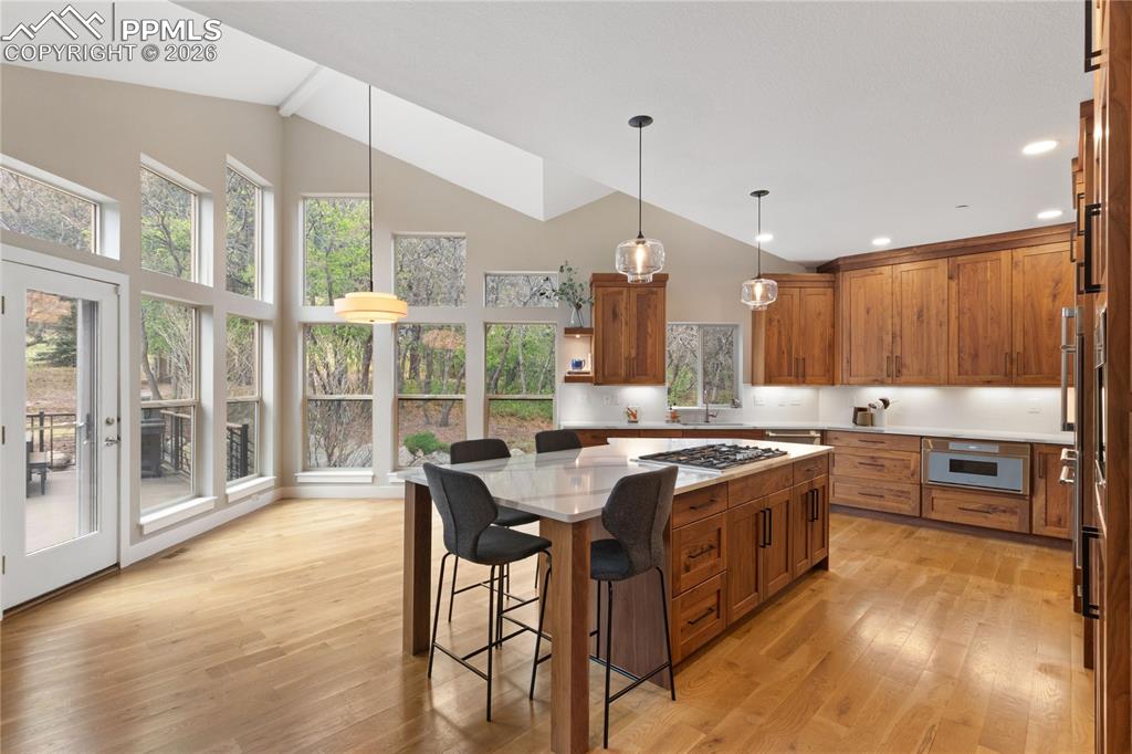Image 7 of 40: Kitchen
