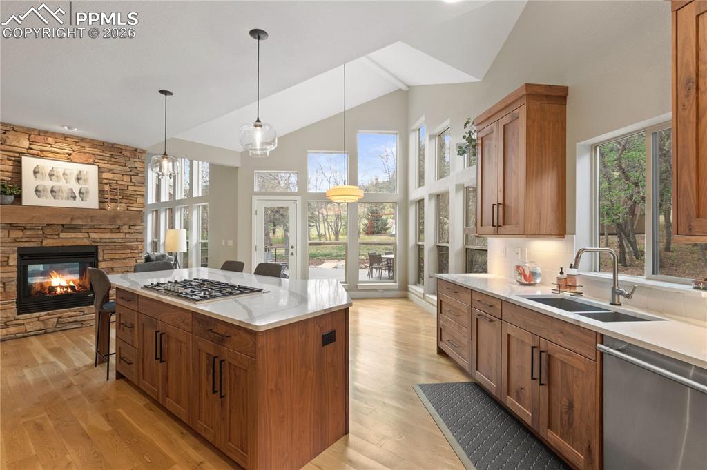 Image 8 of 40: Kitchen