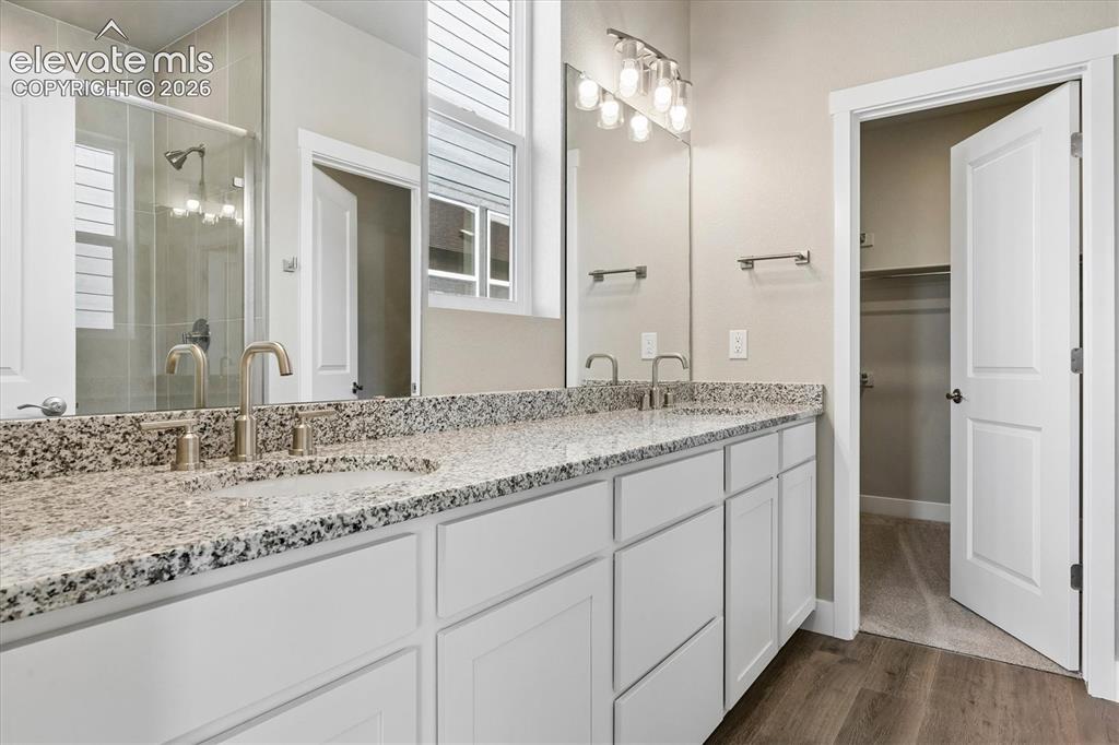 Image 12 of 23: Bathroom
