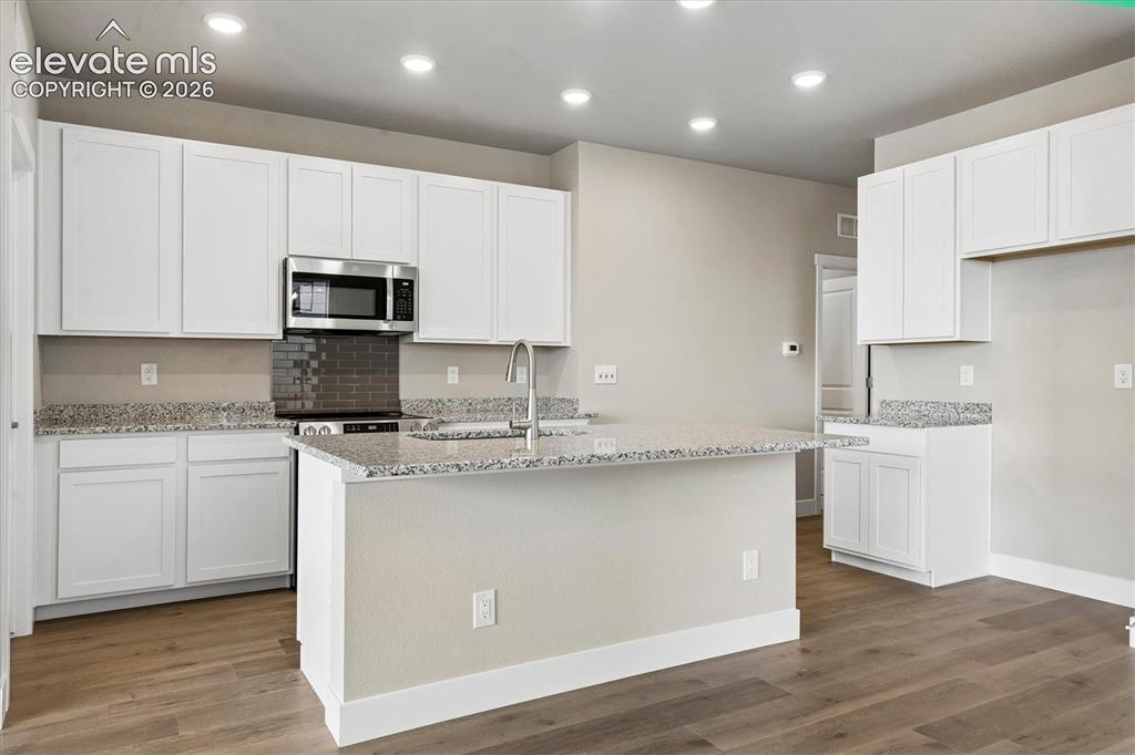 Image 4 of 23: Kitchen